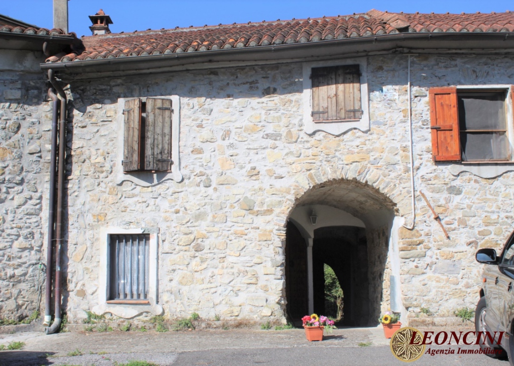 Stonehouses in Historic Center for sale  via Bottria 17, Tresana, locality Corneda
